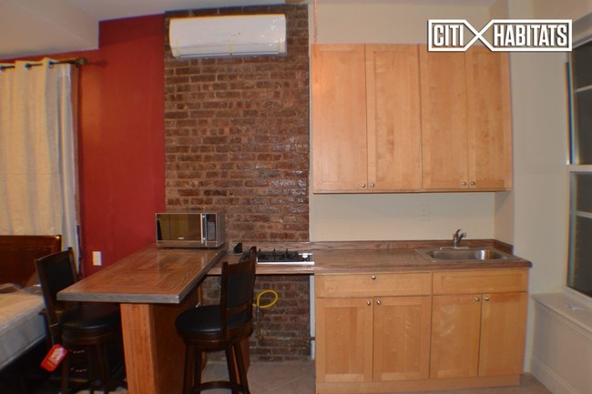 Building Photo - 3822 Crescent St