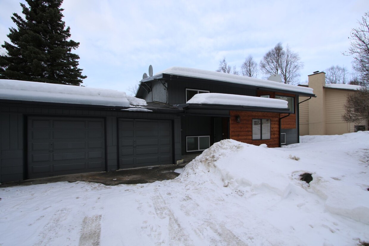 Primary Photo - 4 Bedroom Home in Anchorage!