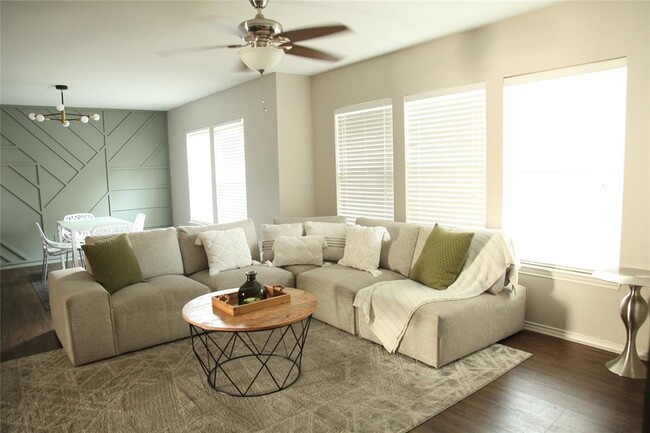 Building Photo - 2707 Woodridge Manor Dr