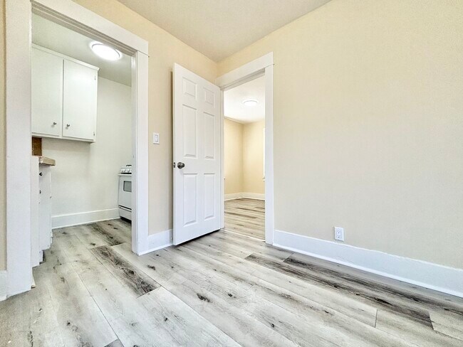 Foto del edificio - 14375 Chatsworth Dr. San Fernando, CA 91340