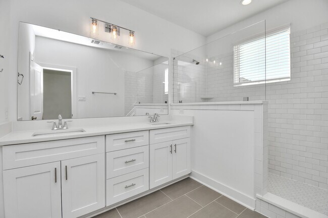 Foto del edificio - 9020 Laverne Laurel Ln