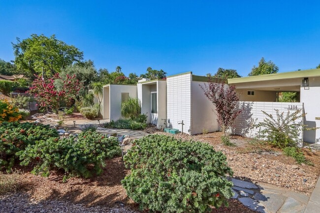 Building Photo - 1184 Lyndhurst Dr