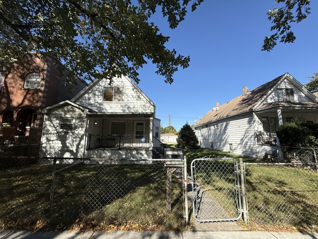 Building Photo - 4844 W Montrose Ave