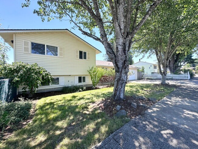 Foto del edificio - Newly Remodeled 4 Bed, 2.5 Bath with a Spa...