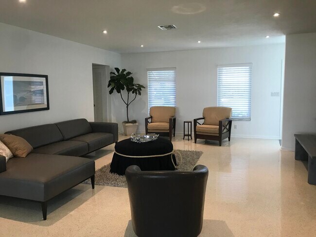 Foto del edificio - 1083 SW 4th St