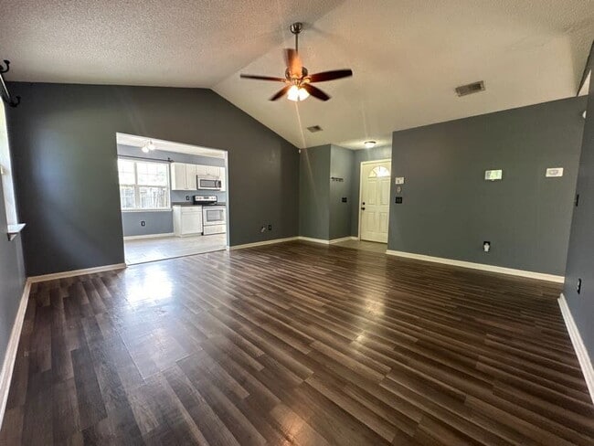 Building Photo - Great starter home very close to Fort Stewart