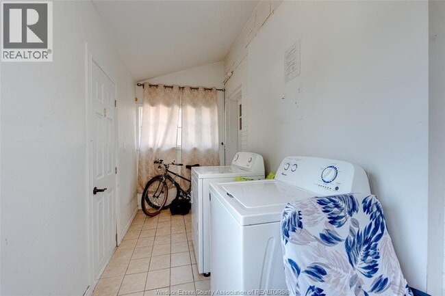 Building Photo - 1627 Marentette Ave