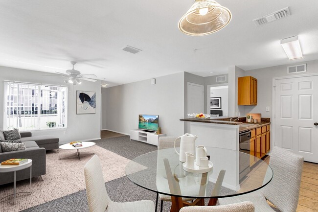 Área de estar abierta - Malabar Cove Apartments