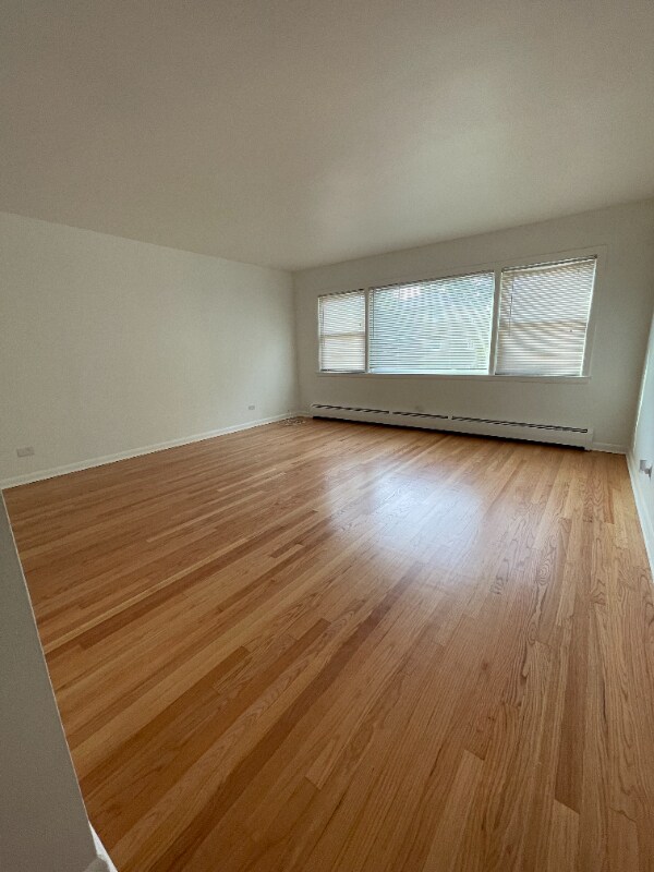 Foto principal - 6241 W Montrose Ave