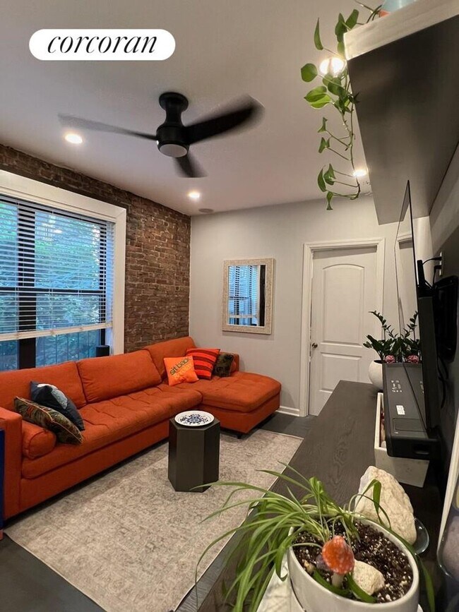 Foto del edificio - 952 St Marks Ave