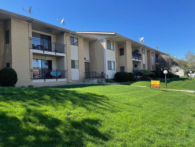 Building Photo - Courtview Garden Apartments