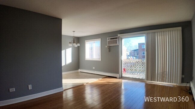 Building Photo - Crestwood 2 bedroom apartment. In unit lau...