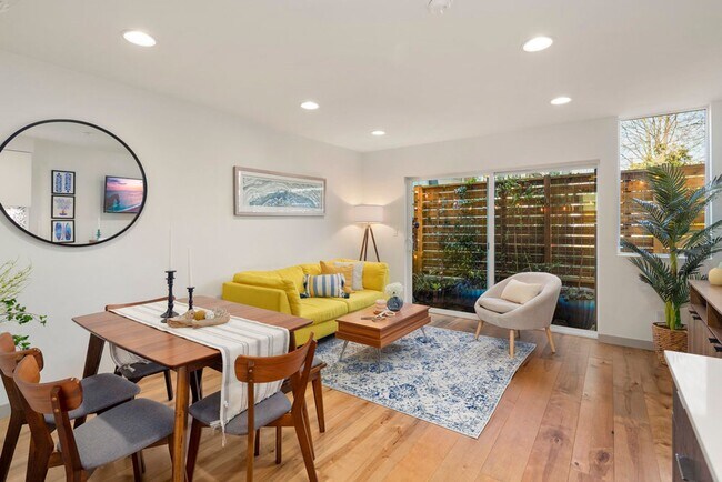 Foto del edificio - Modern Beacon Hill Townhome | Rooftop Deck...