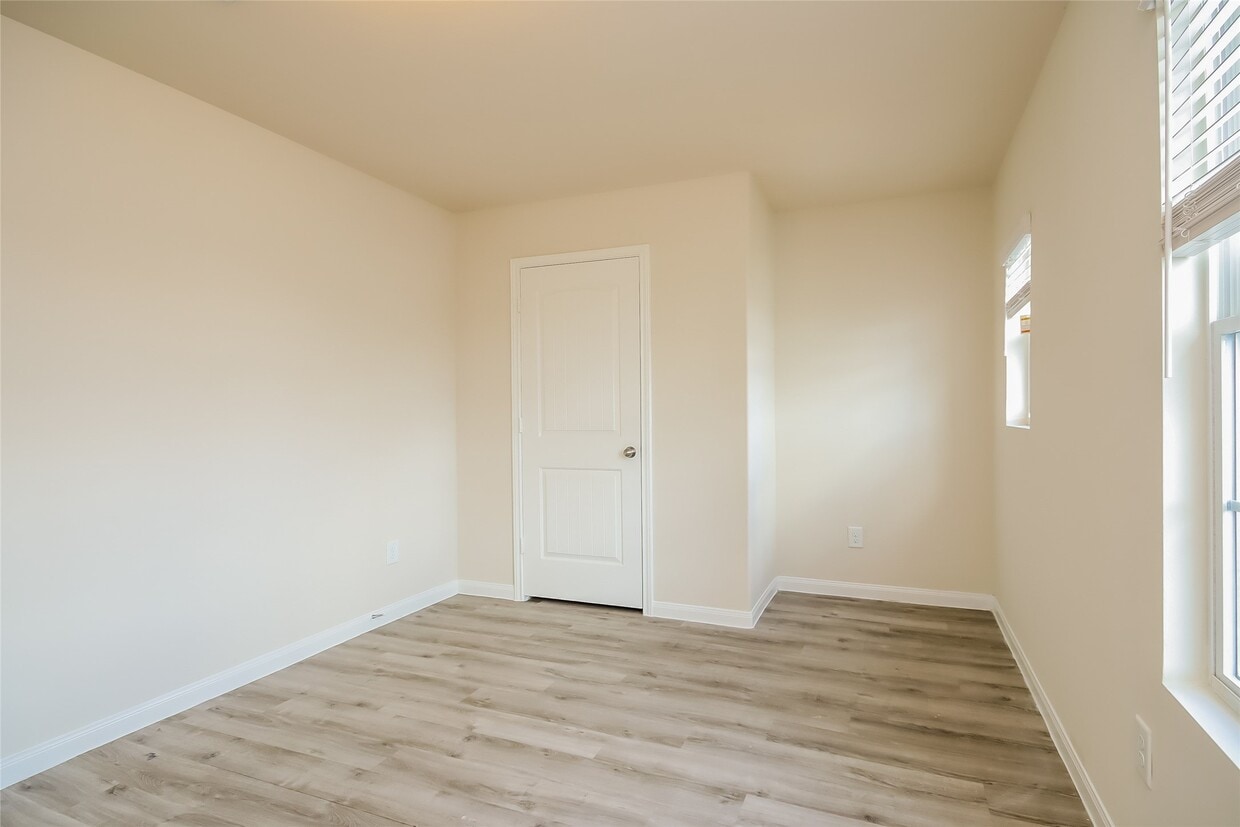 Building Photo - 4235 Silver Ranch Rd