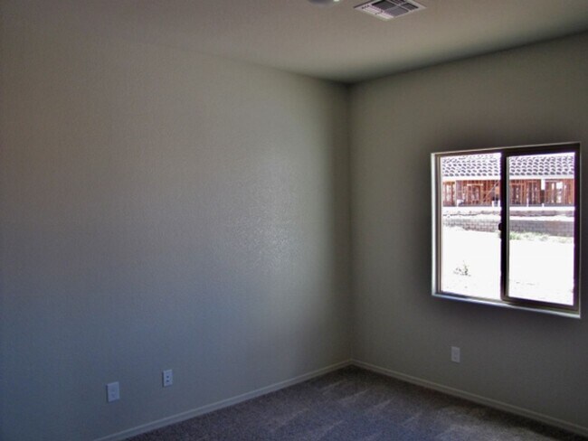 Foto del edificio - 3BR/2BA/2CG, 1423 sq.ft. rental in the Holiday subdivision, Sierra Vista, AZ