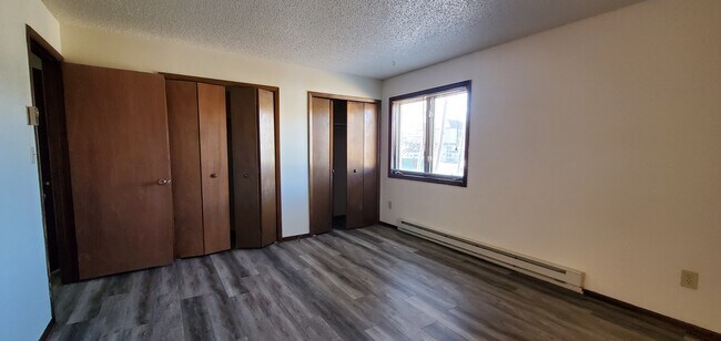 Foto del edificio - 401 Forest Edge Rd