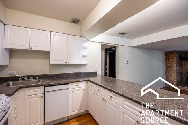 Building Photo - 1214 N La Salle Dr