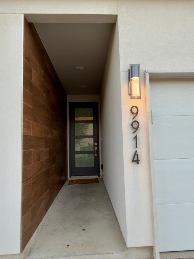 Building Photo - 9914 Kaspar Dr