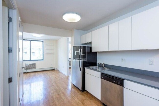 Building Photo - METROPOLITAN AVENUE