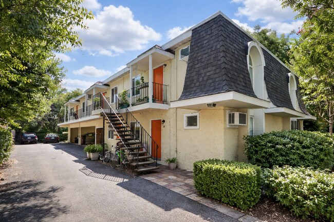 Foto del edificio - Not available for fall—move-in ready now! Newly renovated 2-bedroom, 1-bath unit.