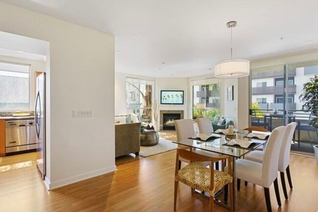 Foto del edificio - Rare Opportunity to Rent Spacious & Bright WLA Condo