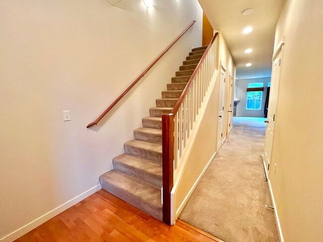 Foto del edificio - LOVELY GRESHAM TOWNHOME, GREAT LOCATION!