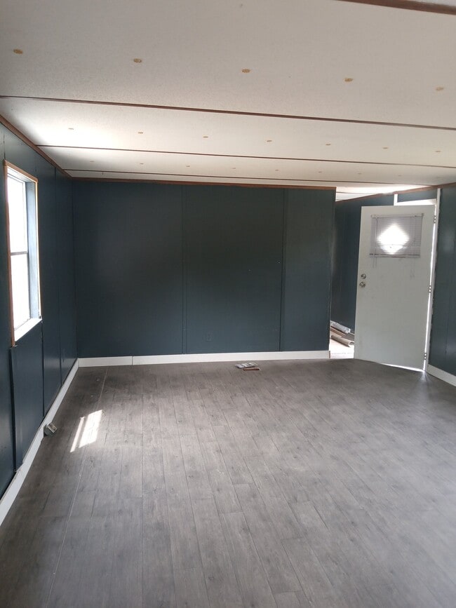 Building Photo - 300 Country Springs Dr
