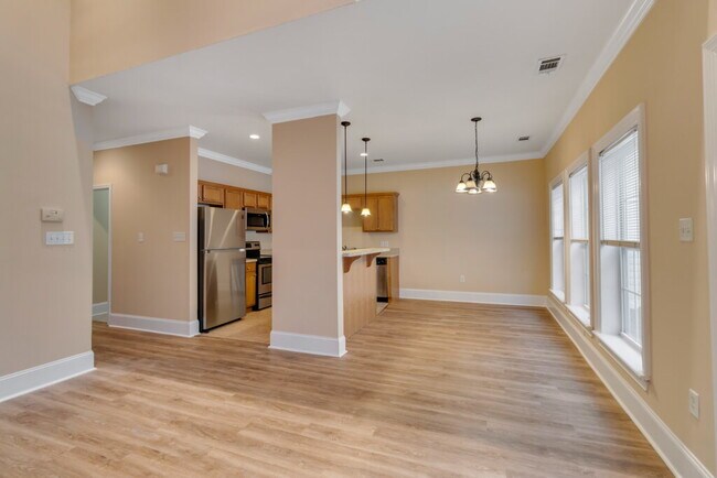 Foto del edificio - Lovely updated 3 bedroom, 2.5 bath townhome in Savannah's Oak Pointe Subdivision.