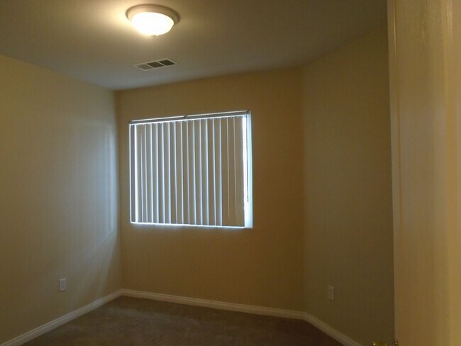 Foto del edificio - 7015 Rogue River Dr
