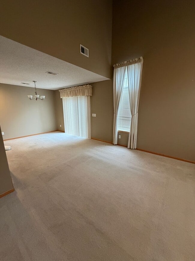 Building Photo - END UNIT! *3Bed*2Bath Lakeville/Farmington Stainless Steel Appliances. Available NOW!