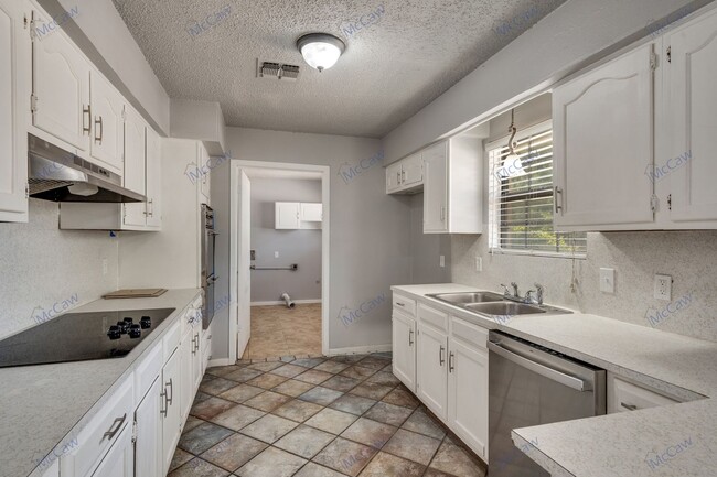 Building Photo - Charming 3/2 in Wichita Falls!