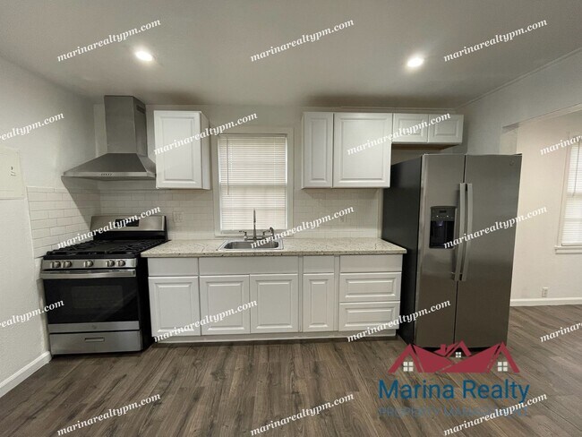 Foto del edificio - Three Bedroom One Bath Townhouse
