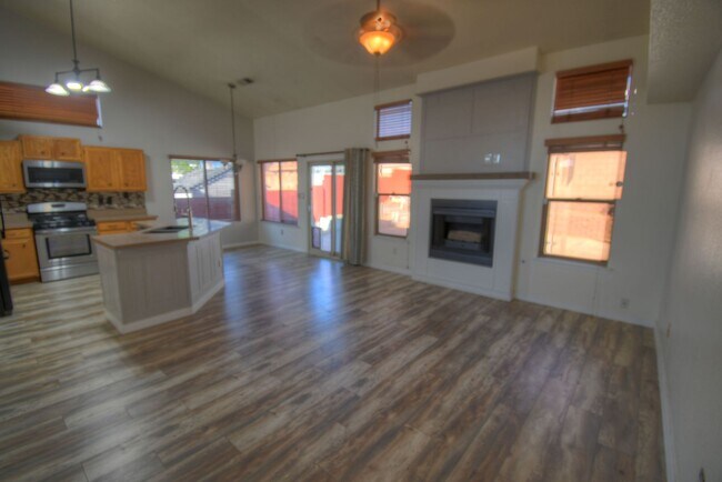 Building Photo - Great NW Three Bedroom , Two Bathroom, 2 C...