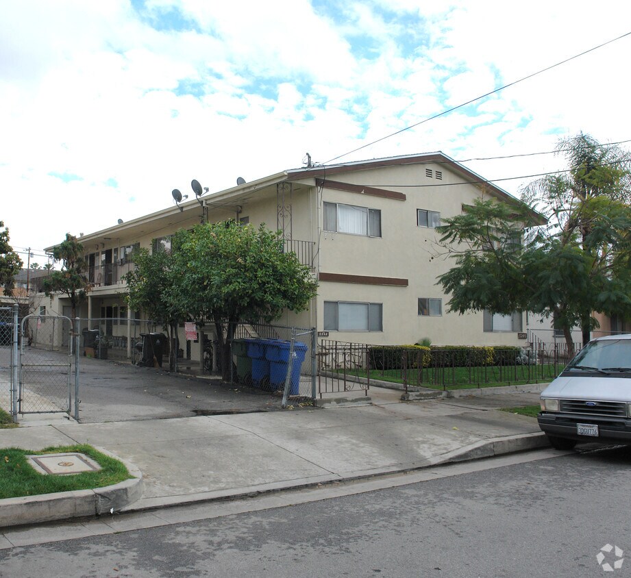 Foto del edificio - 5246 Riverton Ave