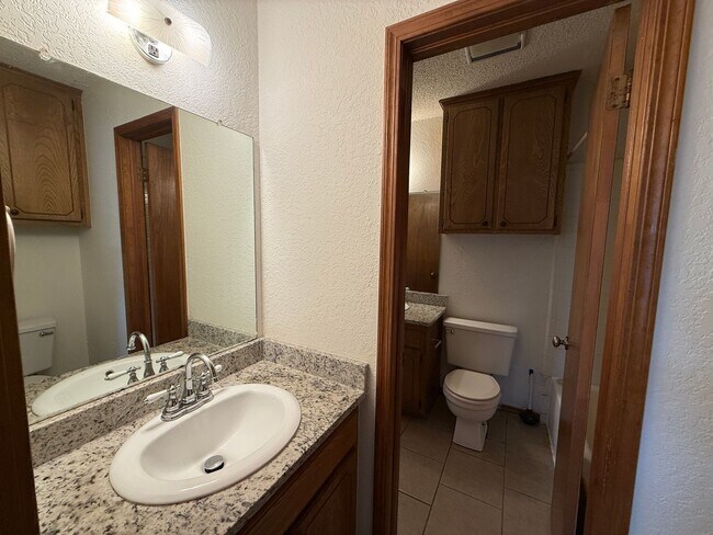 Foto del edificio - Three Bedroom, 2 Bath large Yard