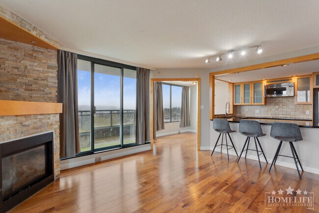 Photo du bâtiment - Spacious 1 Bedroom + Den Home with Exceptional Views in Surrey City Centre