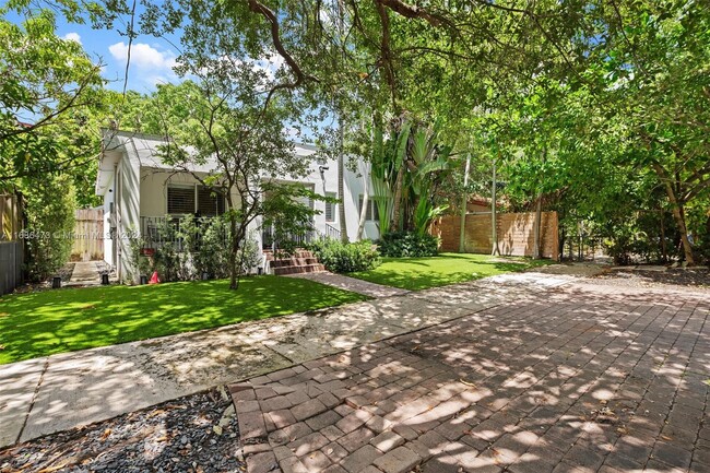 Building Photo - 2511 Tequesta Ln