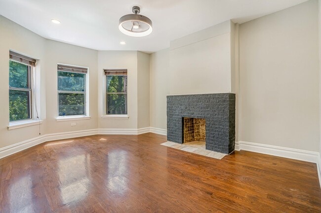 Building Photo - 4640 N Kenmore Ave