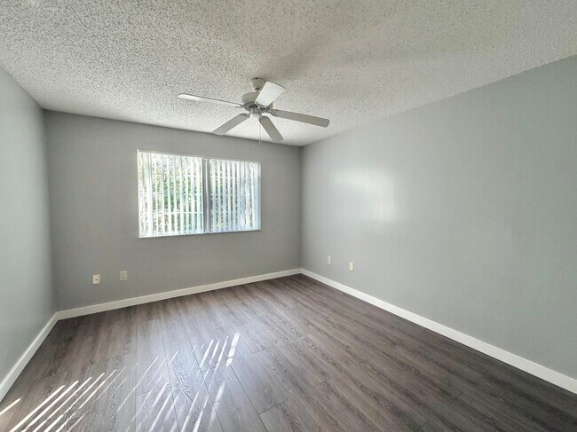 Foto del edificio - 1100 Crestwood Ct S