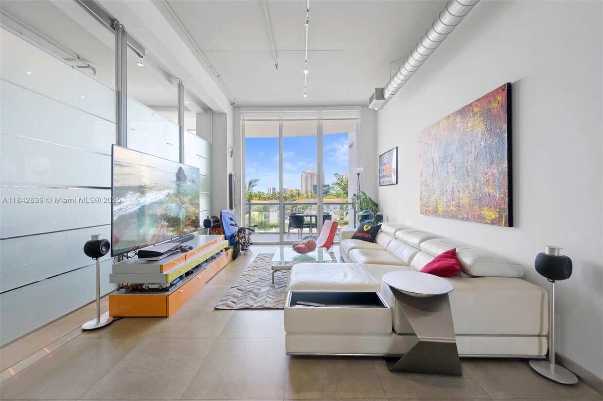 Foto principal - 3029 NE 188th St