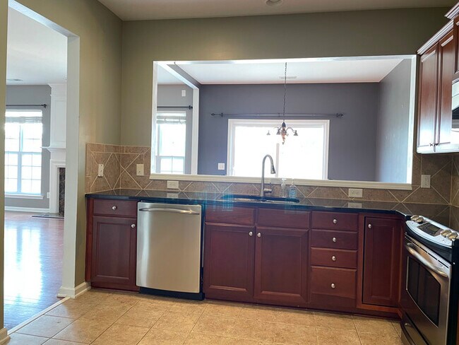 Building Photo - 3 Bedroom Townhome with 2 Car Garage