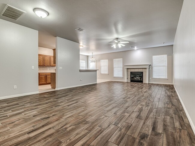 Building Photo - Well kept home in Edmond + 3 bedrooms + Of...