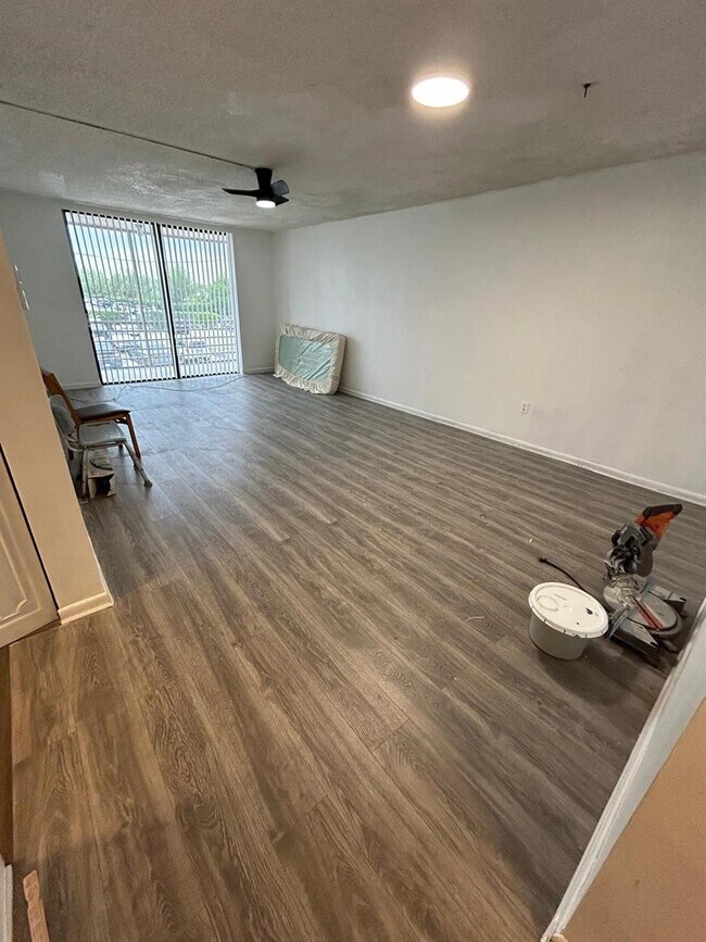 Building Photo - 2850 Somerset Dr