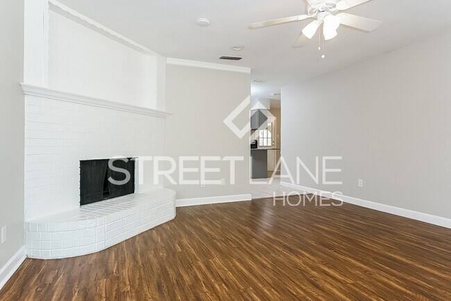 Building Photo - Charming 3 Bedroom in Cleburne!