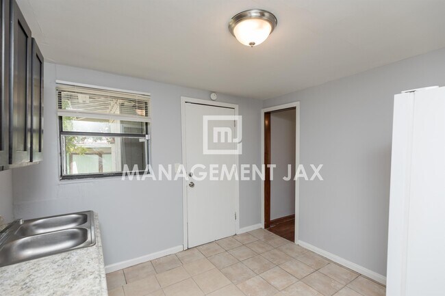 Building Photo - 1598 W 33rd St