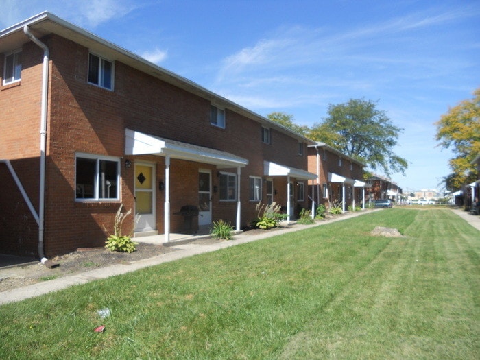 Primary Photo - 869 N Meadows Ct