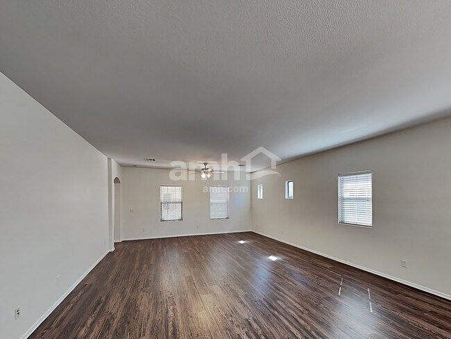 Foto del edificio - 3413 E Flower St