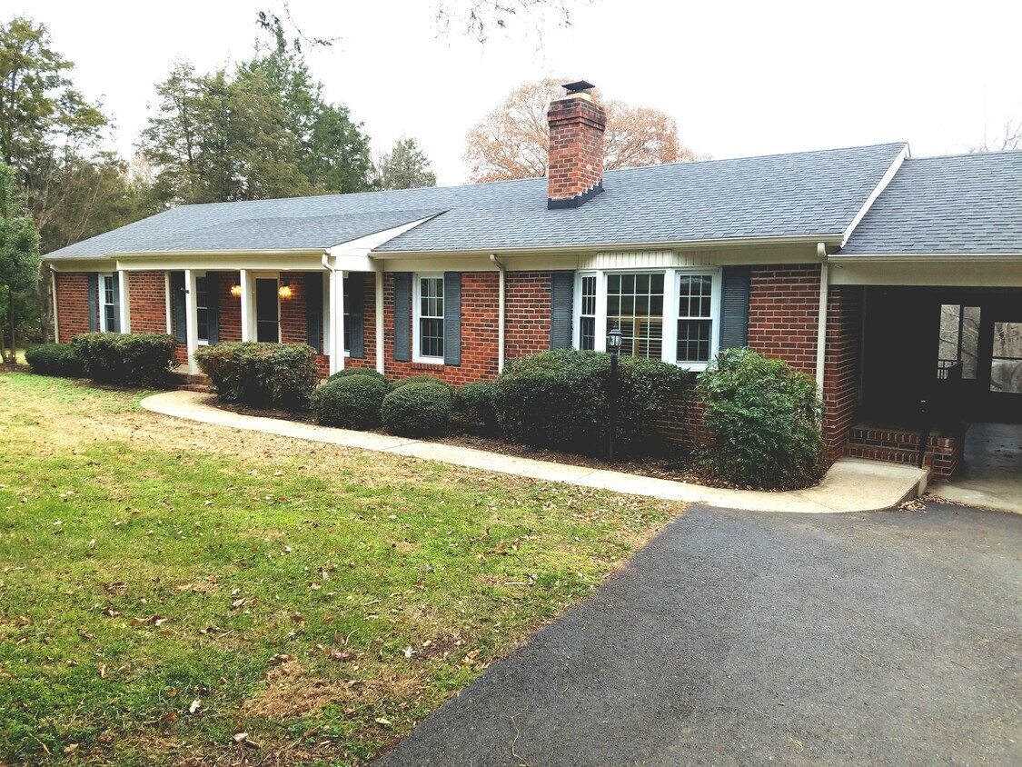 Primary Photo - 2750 River Rd W