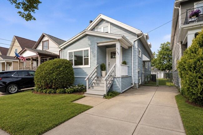 Building Photo - 107 Ullman St