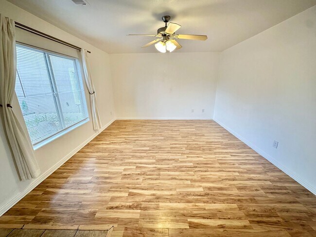 Foto del edificio - 3 Bedroom End Unit Townhome!